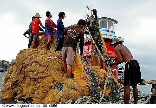Fischer bei der Arbeit im Fischereihafen  Insel Langkawi  Kedah  Malaysia.