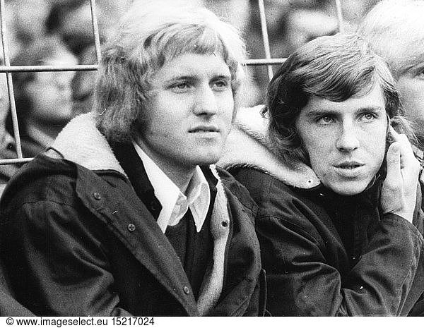 Fischer  Klaus  * 27.12.1949  deut. FuÃŸballspieler  StÃ¼rmer beim FC Schalke 04  Halbfigur  mit JÃ¼rgen Sobieray (links)  1972