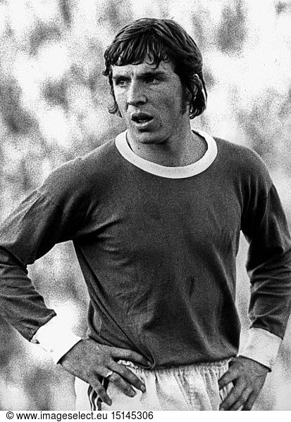 Fischer  Klaus  * 27.12.1949  deut. FuÃŸballspieler  StÃ¼rmer beim FC Schalke 04 1970 - 1981  Halbfigur  wÃ¤hrend des Bundesligaspiel gegen Rot-WeiÃŸ Oberhausen  Gelsenkirchen  16.10.1971