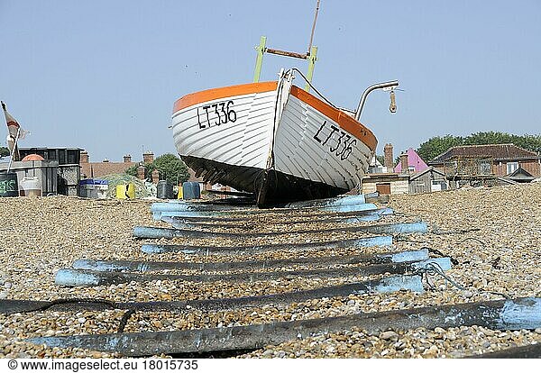 Fischerboot am Kiesstrand  Aldeburgh  Suffolk  England  Juni