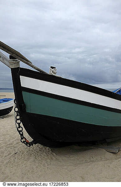 Fischerboot am Sandstrand zurückgelassen