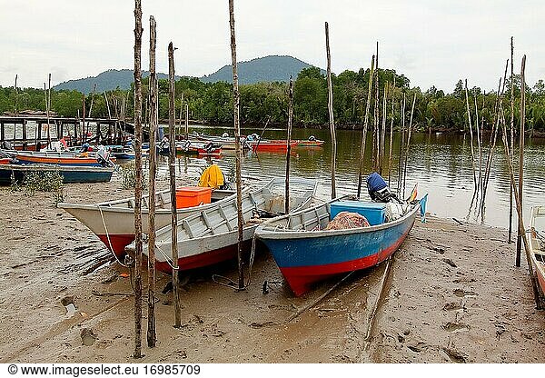 Fischerboot am Strand von Sampadi  Abteilung Lundu  Sarawak  Malaysia