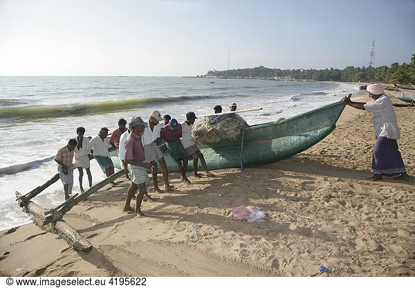 Fischerboot am Strand von Tangalle  Sri Lanka  Asien