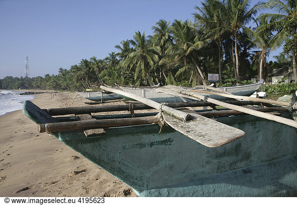 Fischerboot am Strand von Tangalle Sri Lanka Asien