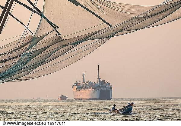 Fischerboot und chinesische Fischernetze  Fort Kochi  Cochin