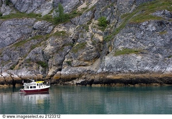Fischerboot verankert in der malerischen Umgebung von Icy Strait in Alaska  USA