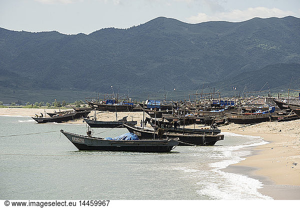 Fischerboote am Strand von Yongbun  in der Nähe von Chongjin  Provinz Hamgyong  Nordkorea