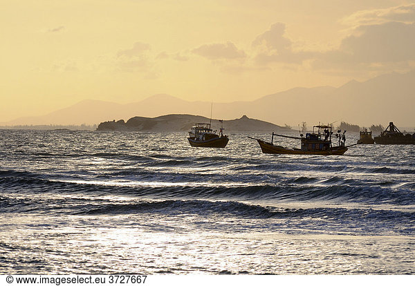 Fischerboote bei Sonnenuntergang in der Bucht von Ke Ga  Vietnam  Asien