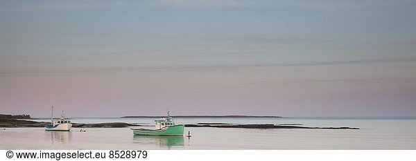 Fischerboote in ruhiger Bucht