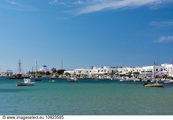 Fischerboote und Uferpromenade in Antiparos  Kykladen  Ägäis  Griechenland