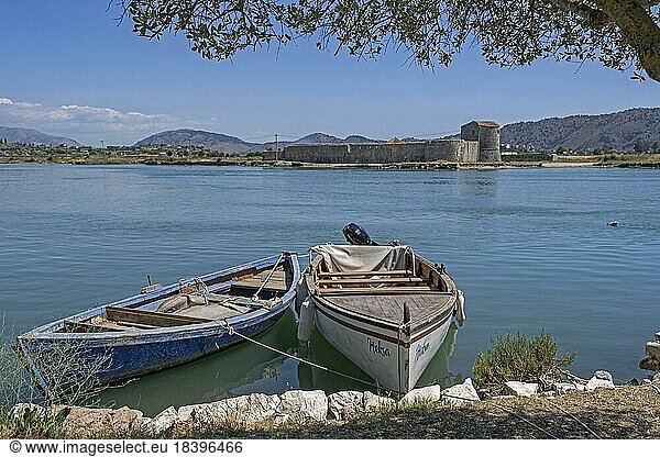 Fischerboote und venezianische Dreiecksburg aus dem 15. Jahrhundert am Vivari Kanal in der Nähe des Nationalparks Butrint  Bezirk Vlorë  Südalbanien