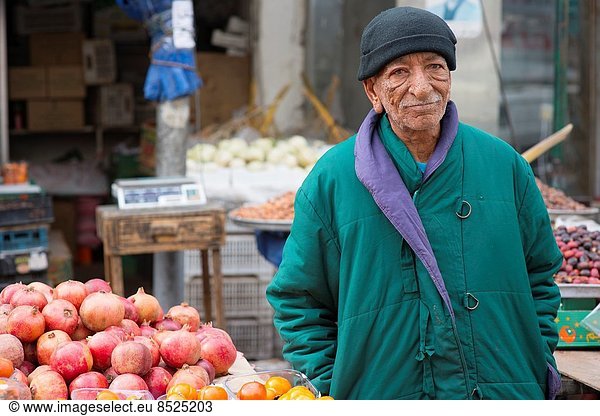 Fischereihafen Fischerhafen Blumenmarkt arbeiten Lifestyle Wohnhaus Frucht Senior Senioren Gemüse Produktion Nostalgie Inhaber verkaufen Rückkehr Naher Osten 70 Markt alt Jahr