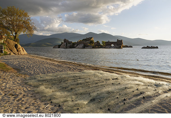 Fischernetz am Seeufer  byzantinische Festung auf Insel im See