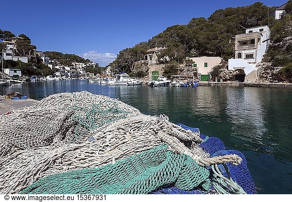 Fischernetze und Boote im Hafen von Cala Figuera  Mallorca  Balearen  Spanien  Europa