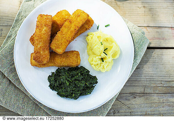 Fish sticks with mashed potatoes and spinach