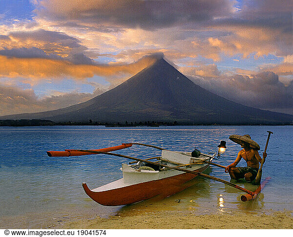Fishermen  Mayon volcano near Legazpi City - eruption at sunset