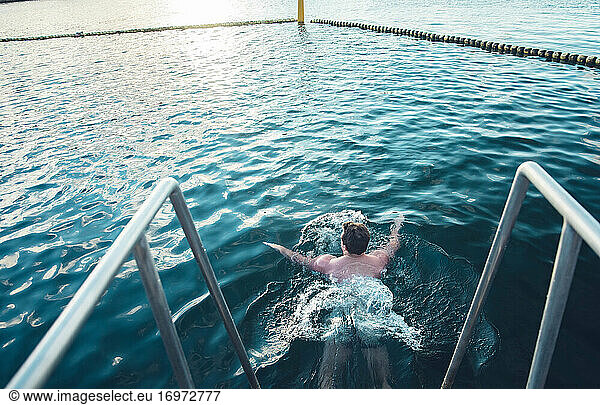 Fit Man Millennial Schwimmen in kaltem Wasser in Kopenhagen Dänemark