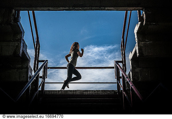 Fit Woman Doing Workout in einem Stadion