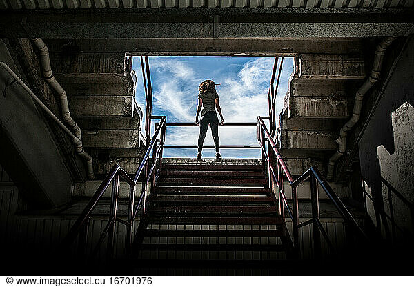 Fit Woman Doing Workout in einem Stadion