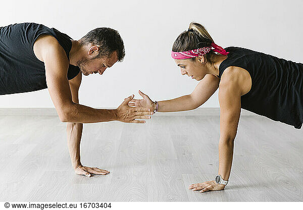 Fitness-Paar macht Partnerübungen im Fitnessstudio