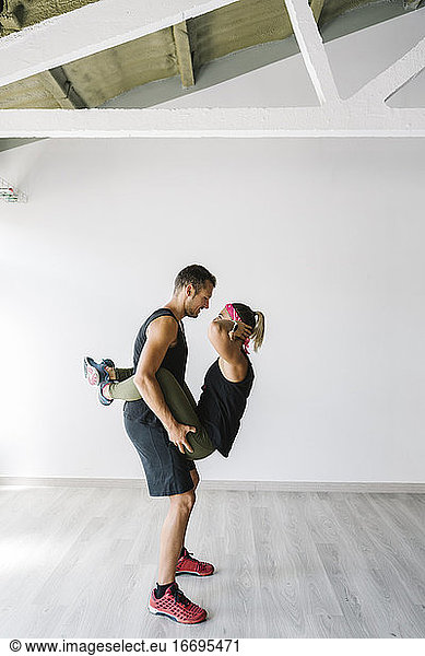 Fitness-Paar trainiert im Fitnessstudio