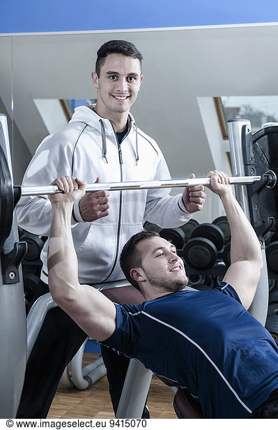 Fitness-Studio Mann Unterstützung Training Gewicht