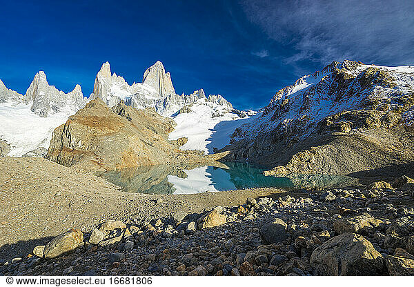 Fitz Roy vom Lago de los Tres aus gesehen  El Chalten  Nationalpark Los Glaciares  Patagonien  Argentinien