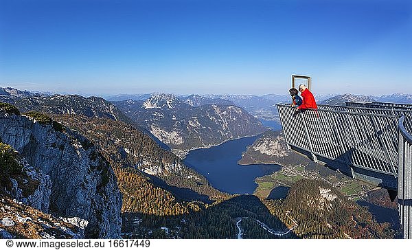 Five Fingers viewpoint with a view of Hallstättersee  Dachstein massif  Krippenstein  Obertraun  Salzkammergut  Upper Austria  Austria  Europe