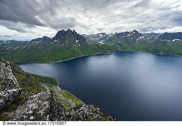 Fjord und Berge  Blick vom Berg Barden mit Berg Breidtind  Senja  Norwegen  Europa