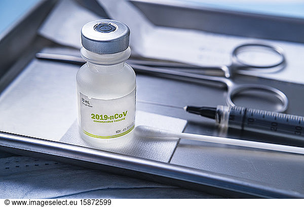 Fläschchen mit Coronavirus-Impfstoff auf medizinischem Tablett