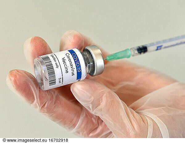 Fläschchen mit Coronavirus-Impfstoff im Forschungslabor  Nahaufnahme