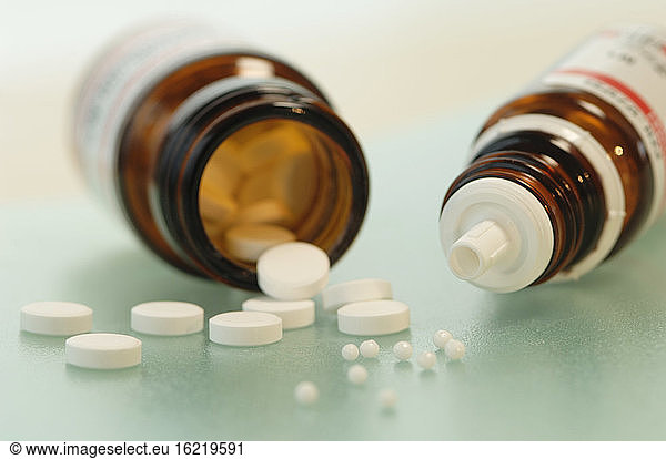 Fläschchen mit Tabletten und Pillen