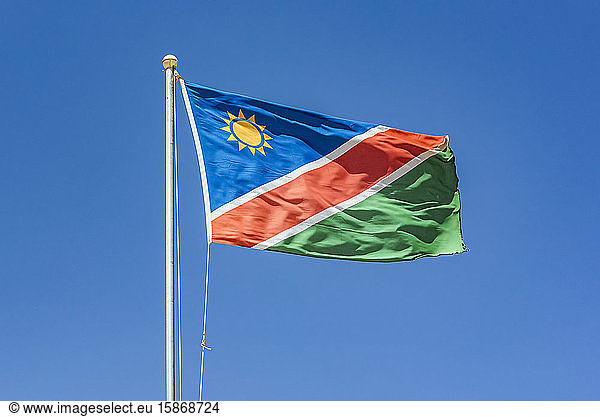 Flagge von Namibia  Etosha-Nationalpark; Namibia