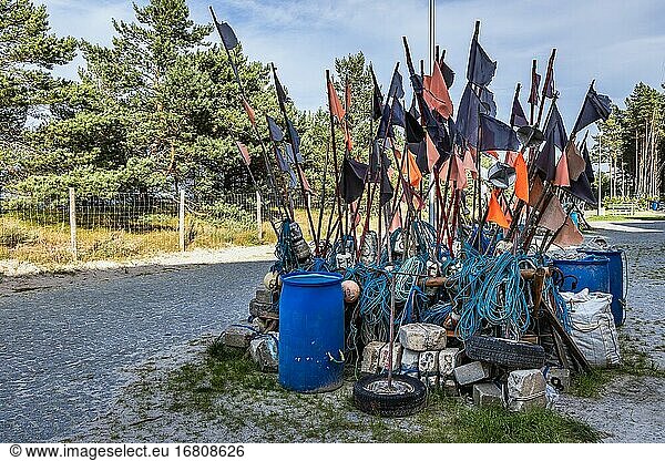 Flaggen im Fischereihafen des Dorfes Debki im Verwaltungsbezirk Gmina Krokowa  im Kreis Puck  Woiwodschaft Pommern  Nordpolen.