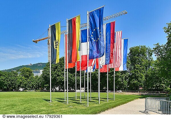 Flaggen im Kurpark mit den Flaggen von Deutschland  der EU und Baden Württemberg sowie der Länder  aus denen die meisten Touristen kommen  Baden  Baden  Deutschland  Europa