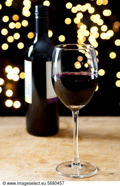 Flasche und Glas Rotwein