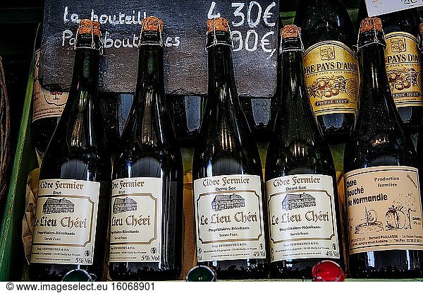 Flaschen mit lokalem Apfelwein zum Verkauf auf einem Schiff in Hinfleur  FrankreichHonfleur  Frankreich.