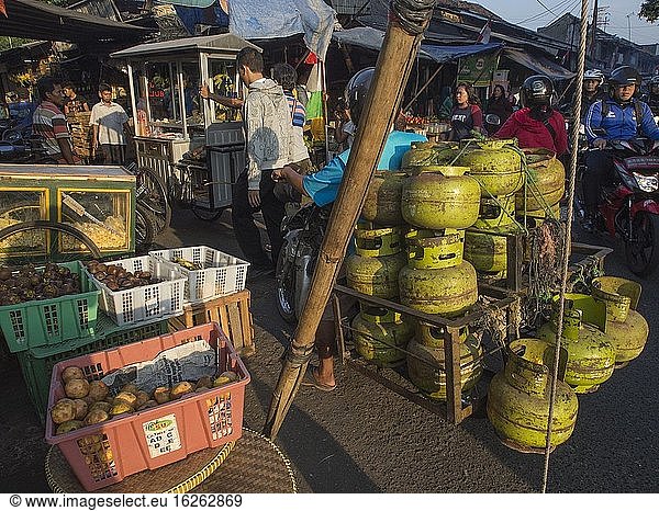 Flaschengasverkäufer auf einem Markt in Jakarta  Indonesien.