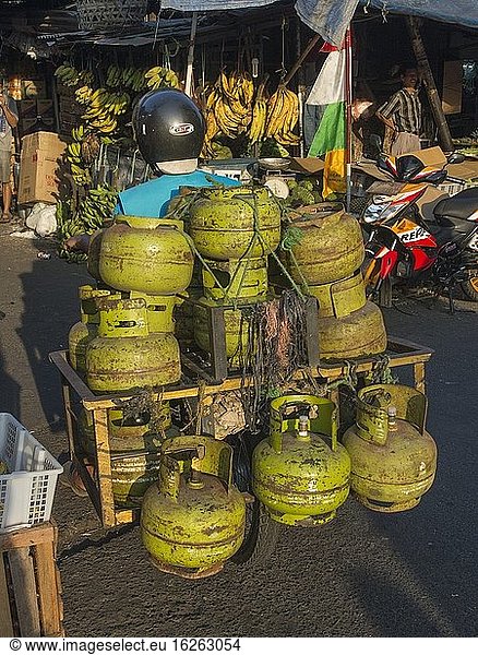 Flaschengasverkäufer auf einem Markt in Jakarta  Indonesien.