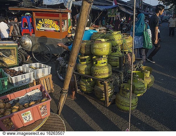 Flaschengasverkäufer auf einem Markt in Jakarta  Indonesien.