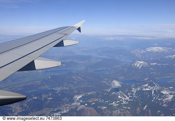 fliegen  fliegt  fliegend  Flug  Flüge  über  See  Österreich  Salzkammergut