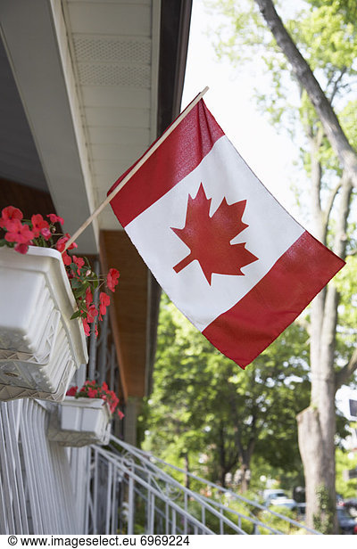 fliegen fliegt fliegend Flug Flüge Fahne Vordach kanadisch