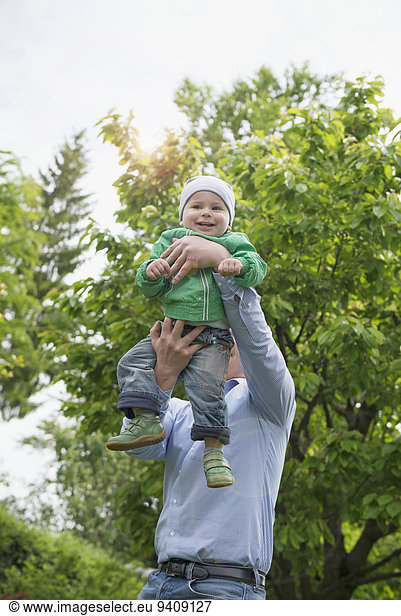 fliegen fliegt fliegend Flug Flüge Junge - Person Menschlicher Vater halten Baby spielen
