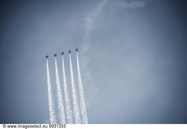 fliegen fliegt fliegend Flug Flüge Wolke Himmel Anordnung blau Flugzeug
