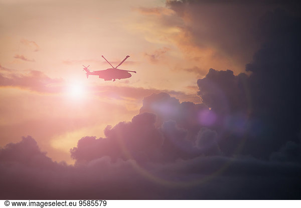 fliegen fliegt fliegend Flug Flüge Wolke Silhouette Himmel Hubschrauber