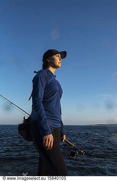 Fliegenfischen von Frauen an der Küste von Maine