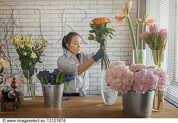 Florist arrangiert Blumenstrauss im Blumenladen