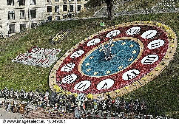 Flower clock in Kiev  Maidan  Independence Square  Majdan  Meydan  Maidan Nezalezhnosti  Kiev  Ukraine  Europe