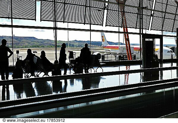 Flughafen Adolfo Suárez Madrid-Barajas  Wartehalle und Fluggäste  Madrid  Spanien  Europa