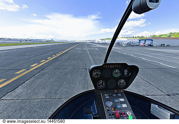 Flughafen-Start- und Landebahn aus einem Cockpit